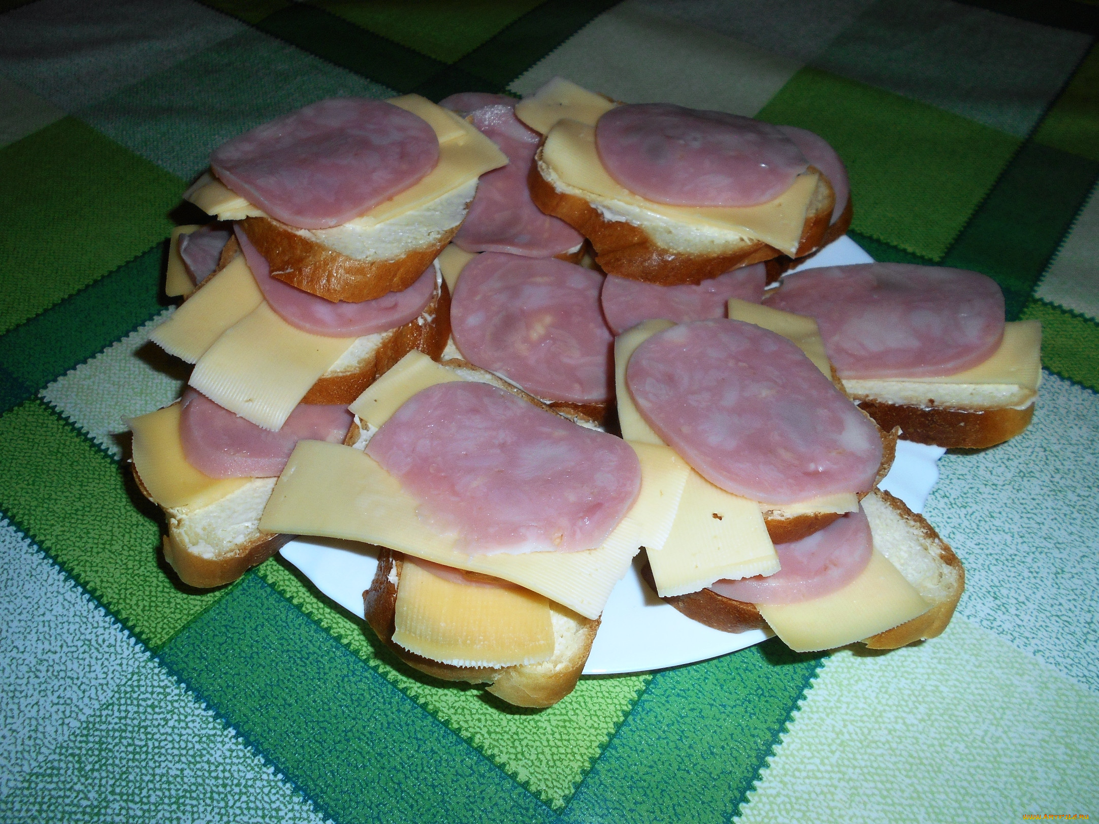 Бутерброды с вареньем колбасой сыром